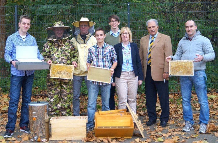 Bienenstöcke und Grundausstattung für die Imker-AG