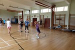 Die Mädchen spielen Basketball…