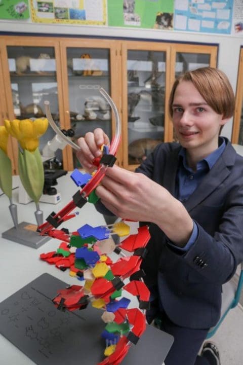Florian Schneider bei der Biologie-Olympiade vor dem Sprung nach Teheran
